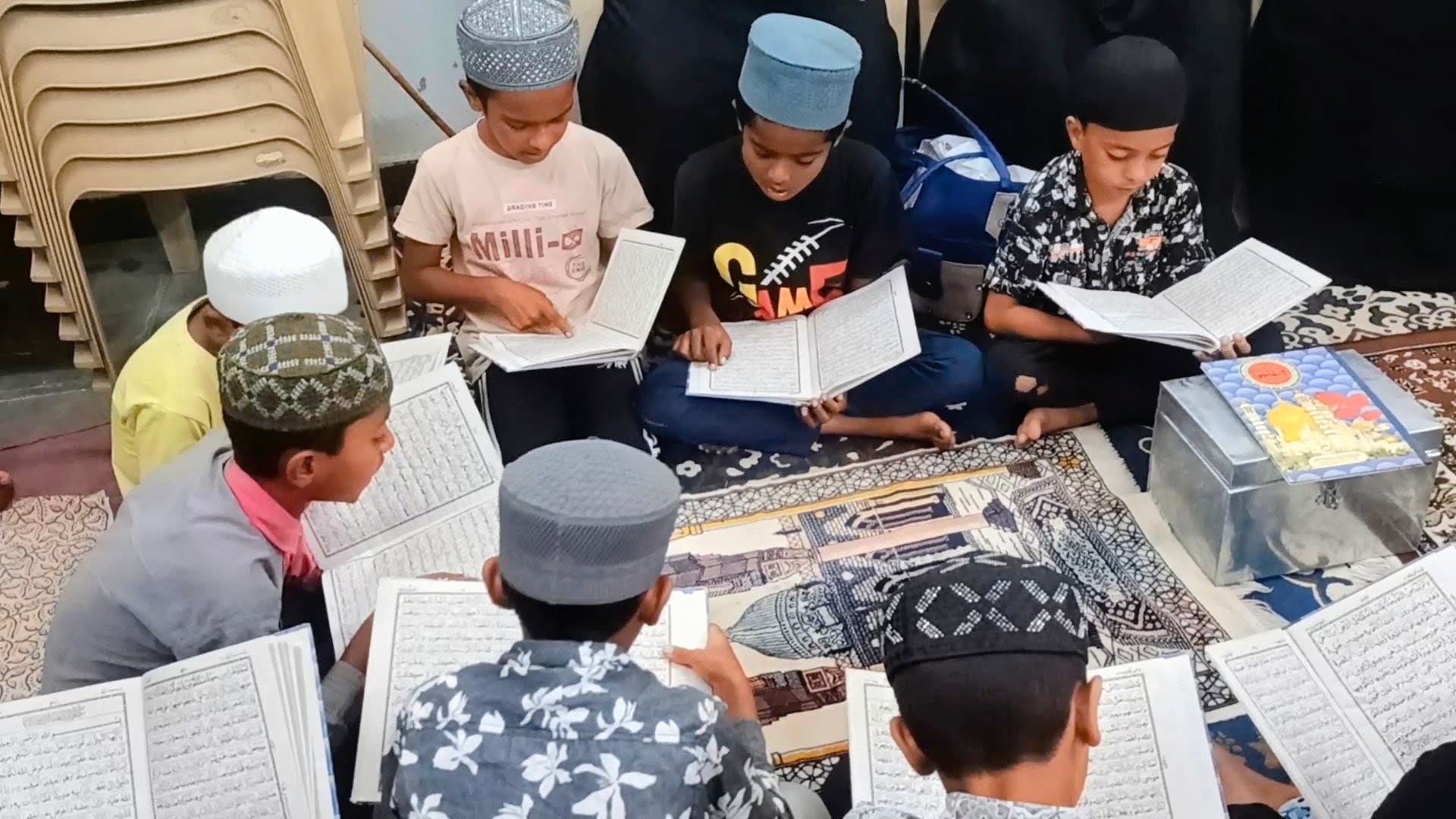 Students studying Qur'an at Jamiatul Firdous